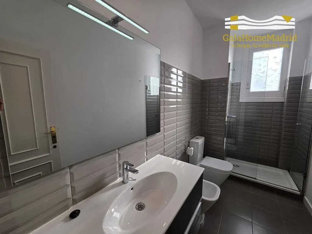 Vannitoad - Modernised Flat with South Light in Trafalgar