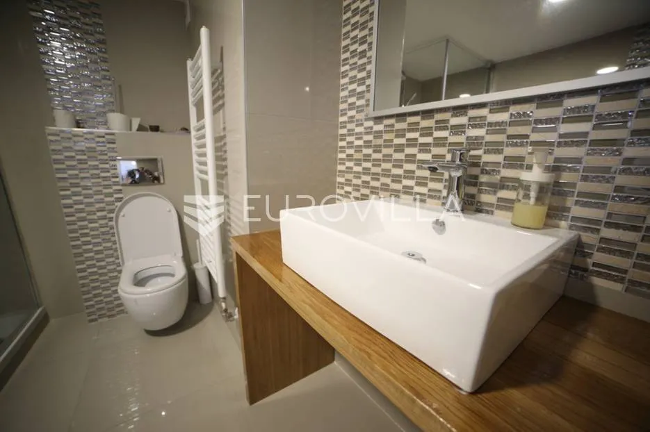 Salles de bain - Adapted Multi-Unit Apartment in Donji Grad