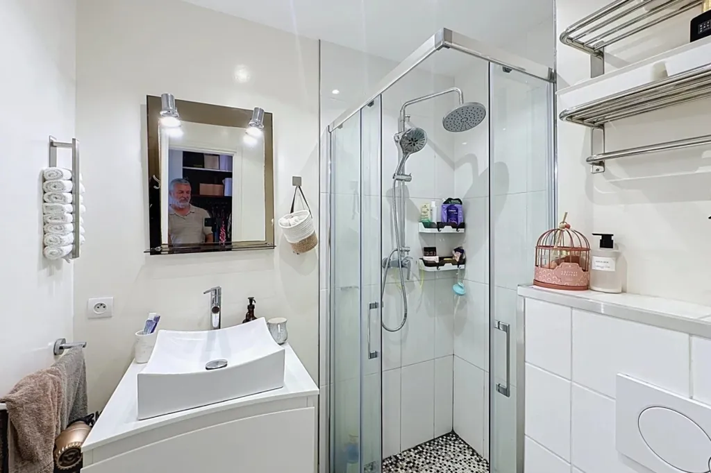 Bathrooms - Luxury Apartment with Sea View in Nice