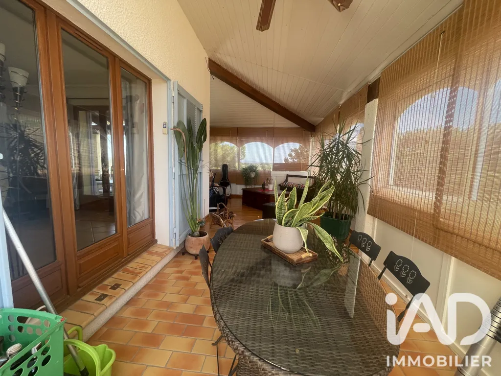 Terrasse - Maison Traditionnelle avec Piscine à Cuxac-d'Aude