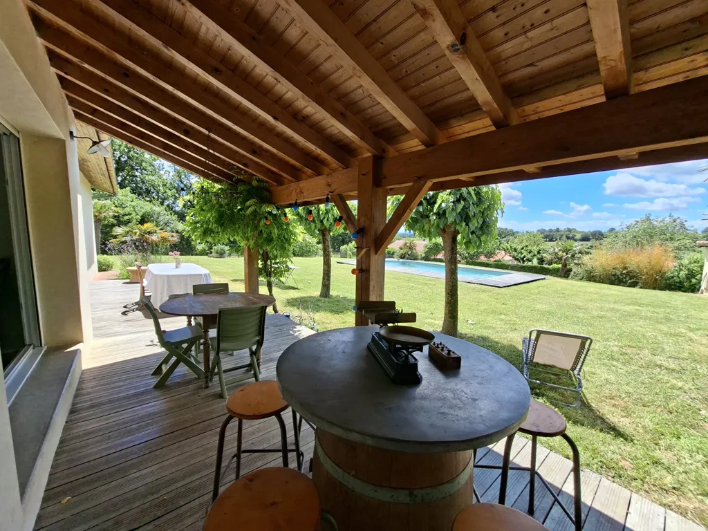 Terrasse - Maison Rénovée avec Piscine à Mirande