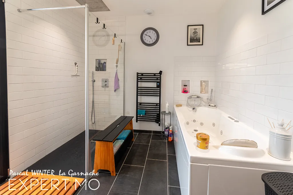Salles de bain - Maison d'architecte avec terrasse à La Garnache