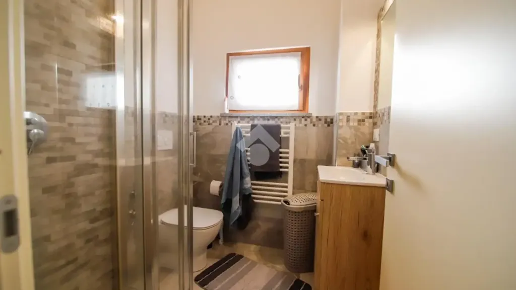 Salles de bain - Rustic Apartment with Triple Exposure in San Benigno Canavese
