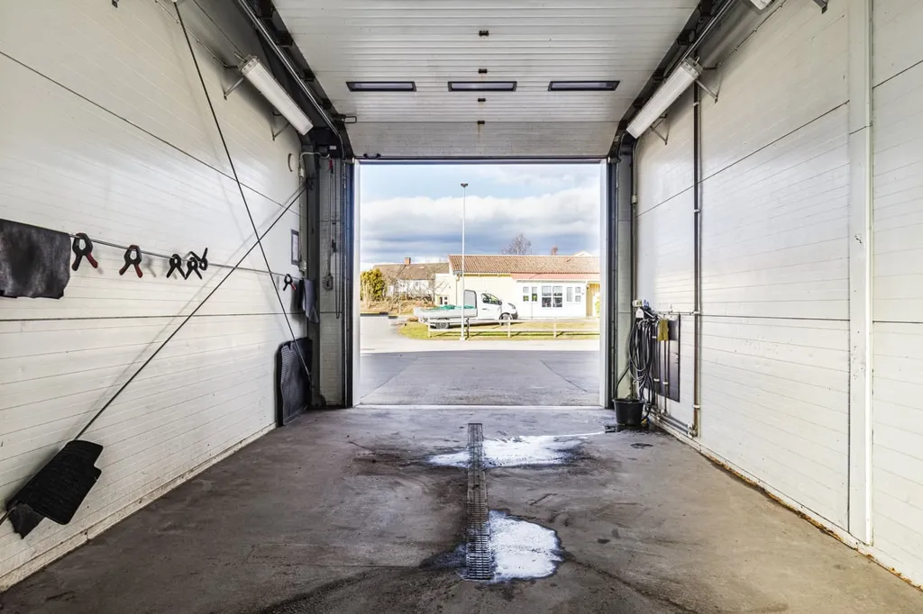 Garage - Industrial Unit with Workshop in Central Emmaboda