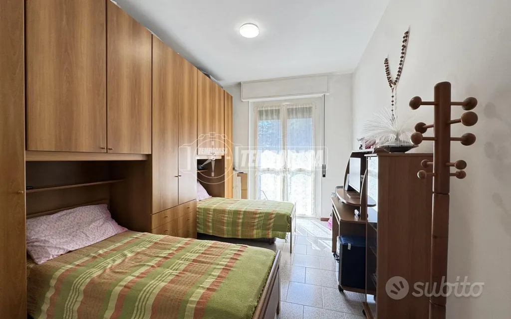 Chambres - Spacious 3-Bedroom with Balcony in Merate