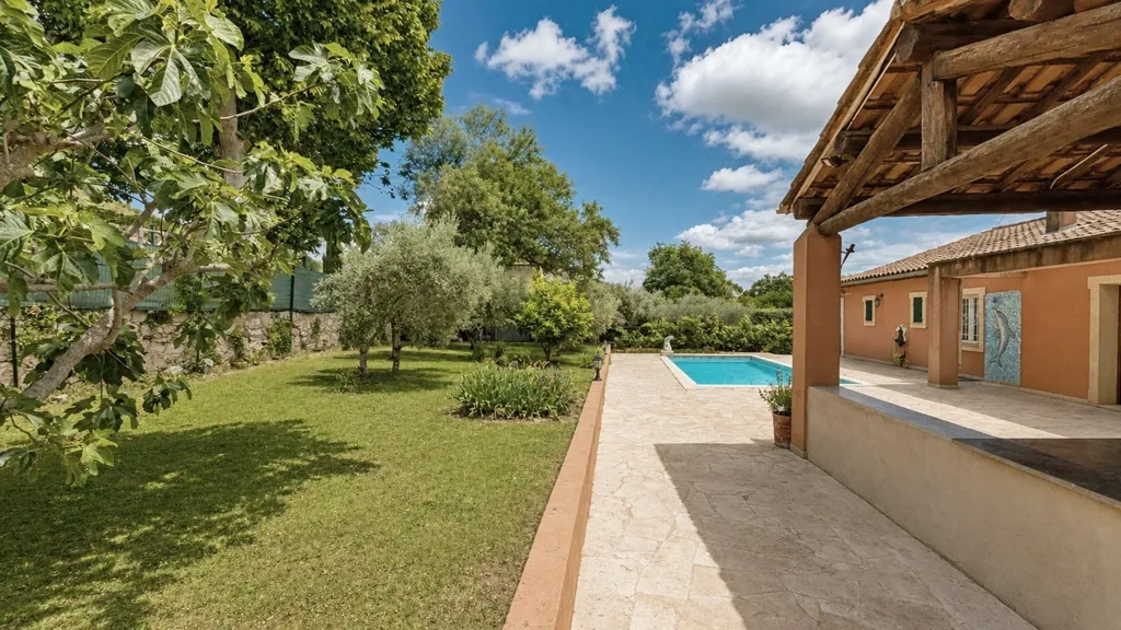 Pool - 8-Piece House with Pool in Mérindol