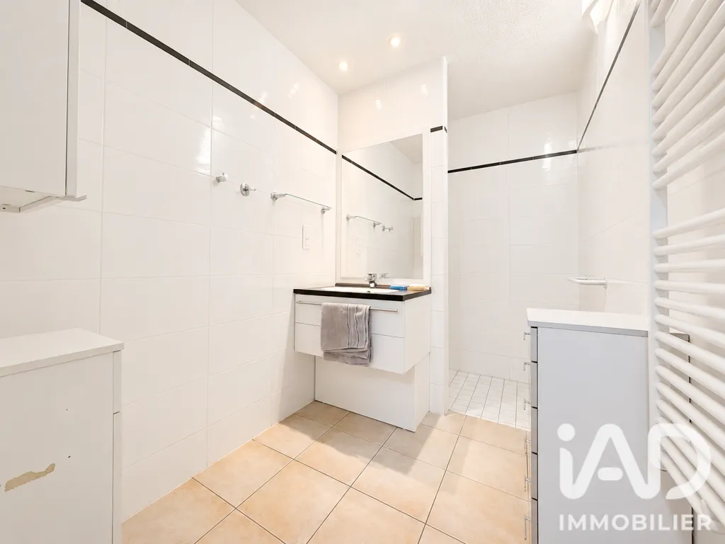 Salles de bain - Appartement T3 avec Piscine dans Résidence Senioriales à Lombez