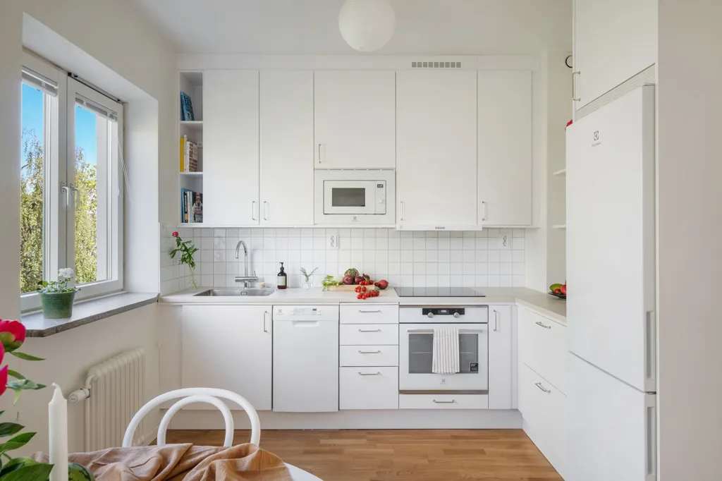 Cuisine - Bright Two-Bedroom Flat with South-Facing Balcony