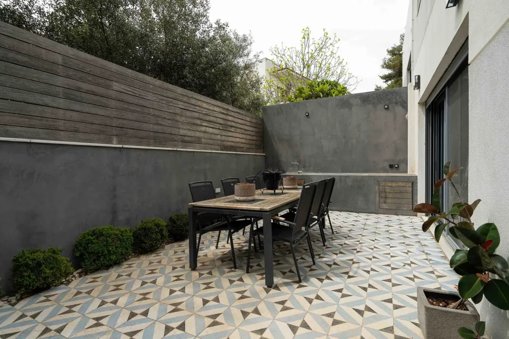 Aed - Maisonette with Private Garden in Rea Drosia