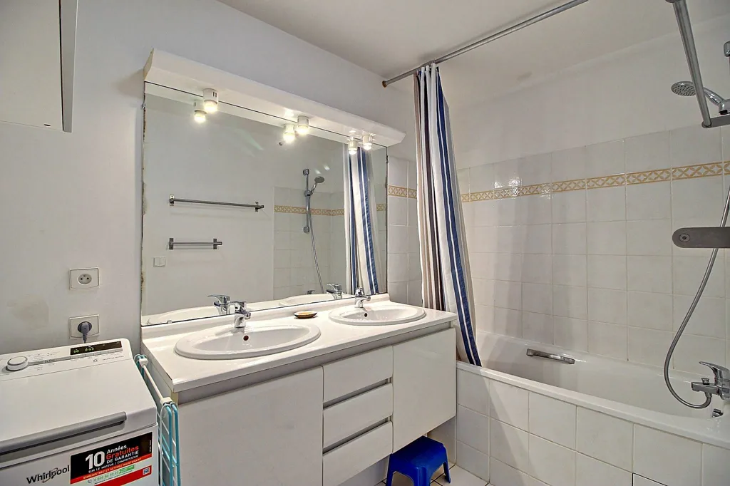 Salles de bain - Duplex Lumineux avec Balcon à Chambourcy