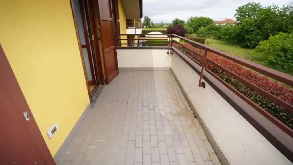 Rõdu - Modern Flat with Terrace in Cassolnovo
