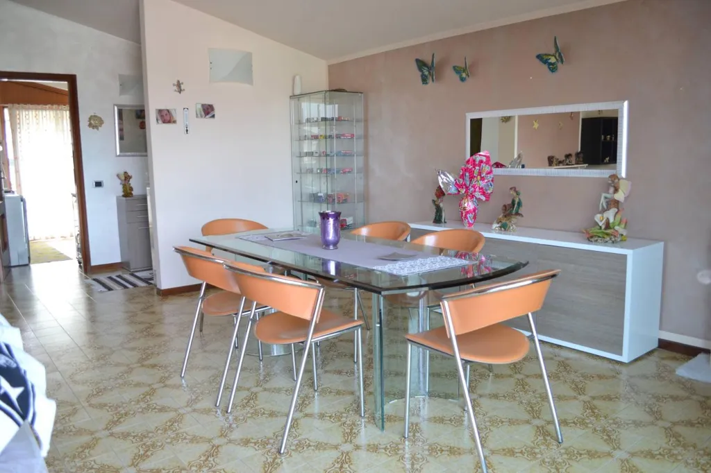 Sala da pranzo - Villa con giardino privato a Capriate San Gervasio