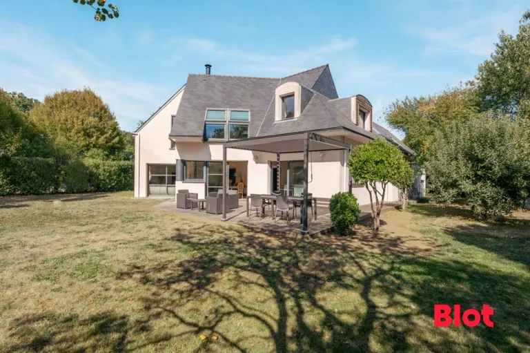 House with Terrace in Saint-Ave