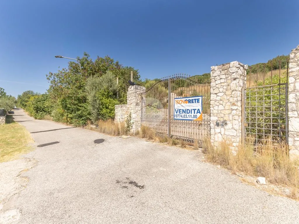 Jardin - Versatile Villa with Olive Grove in Guidonia Montecelio