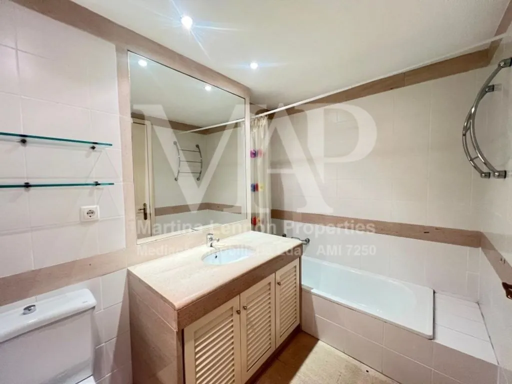Bathrooms - 3-Bedroom Apartment with Parking in Lisbon