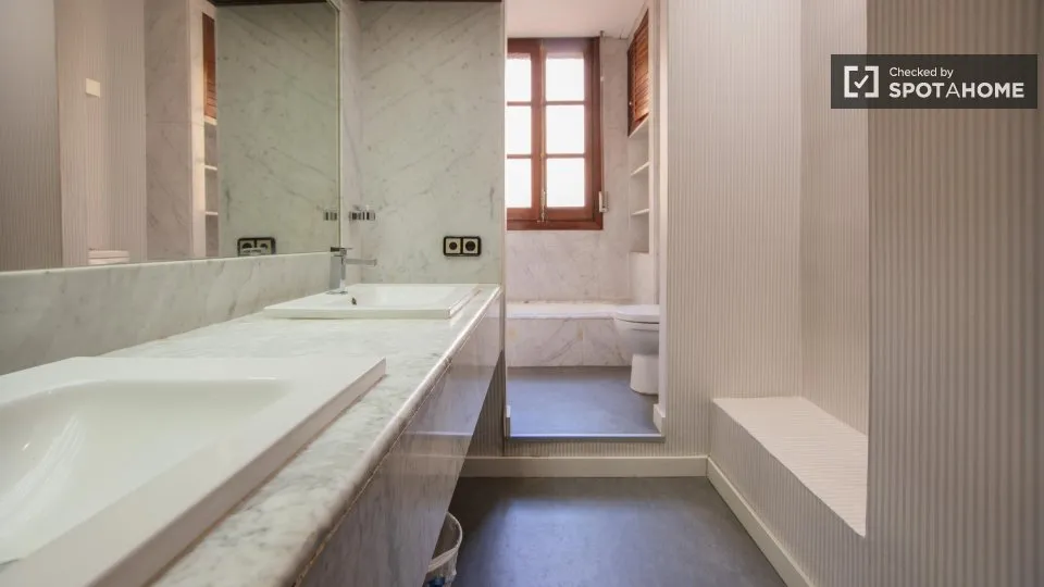 Vannitoad - Shared Room with Amenities in La Roqueta, Valencia
