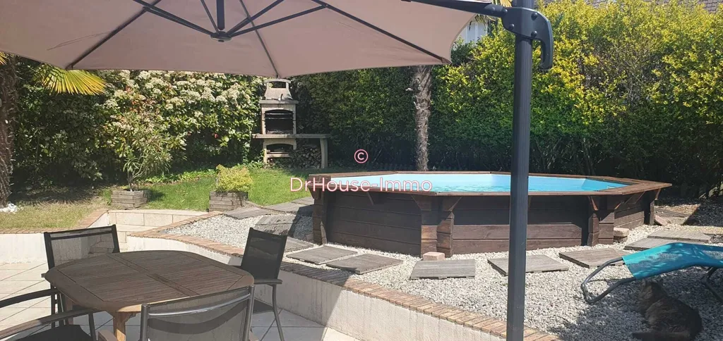 Bassein - Well-Maintained House with Pool in Linas