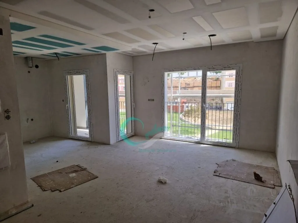 Pièces - 3-Bedroom Apartment with Balcony in Corroios