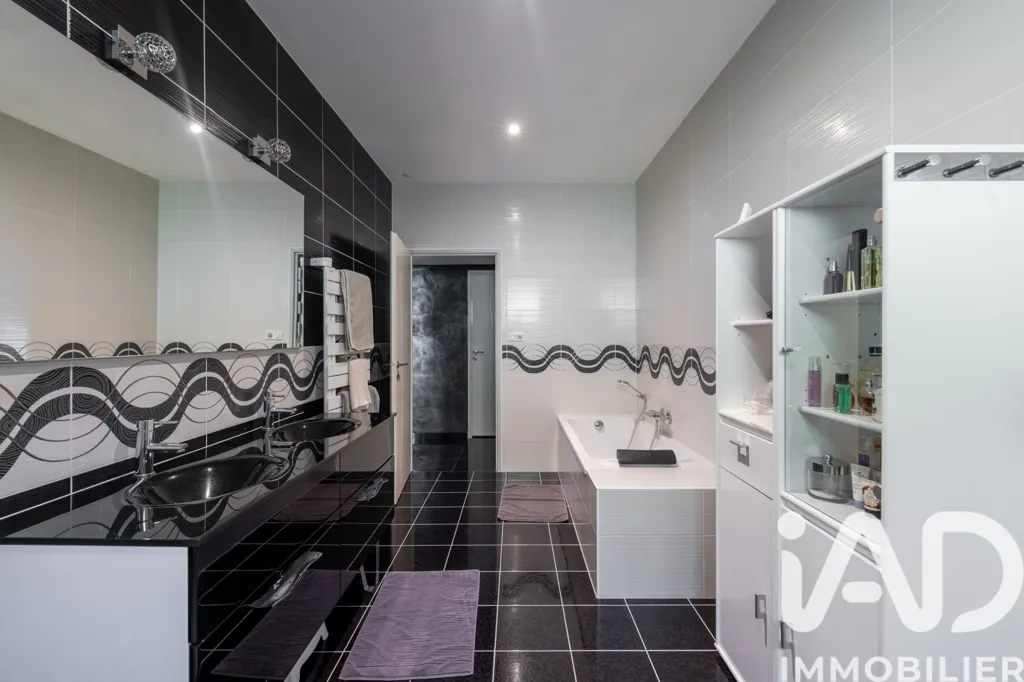 Salles de bain - Maison traditionnelle avec jardin à Chanceland
