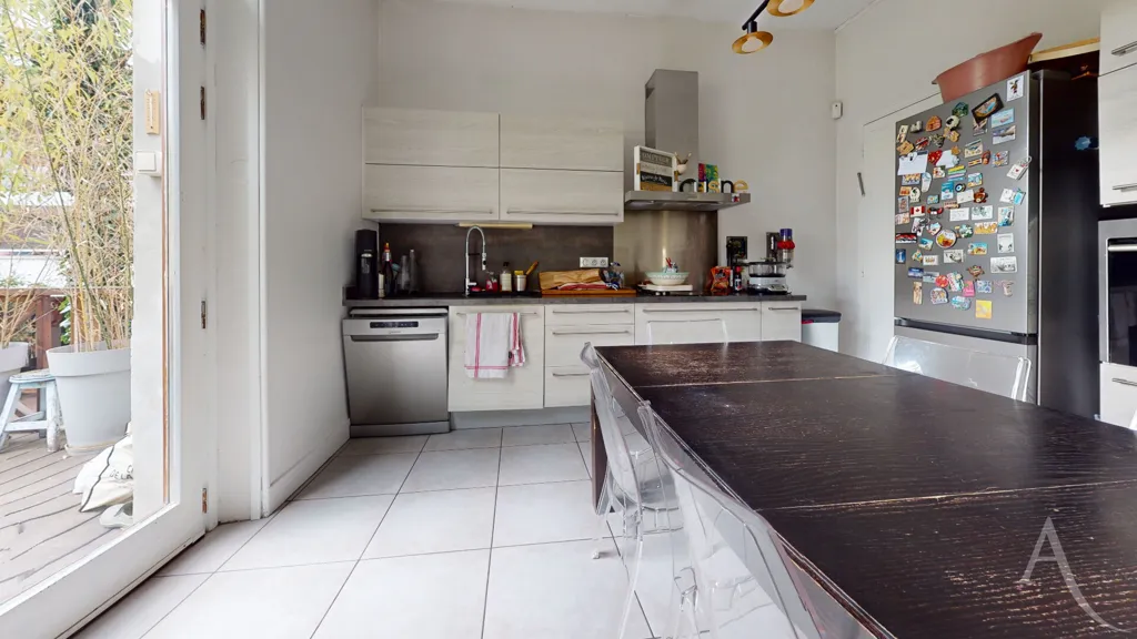Cuisine - Villa des Années 30 avec Piscine dans Quartier Calme
