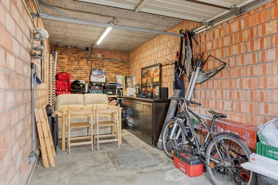Garage - Appartement avec Garage dans Zone Résidentielle à Deurne