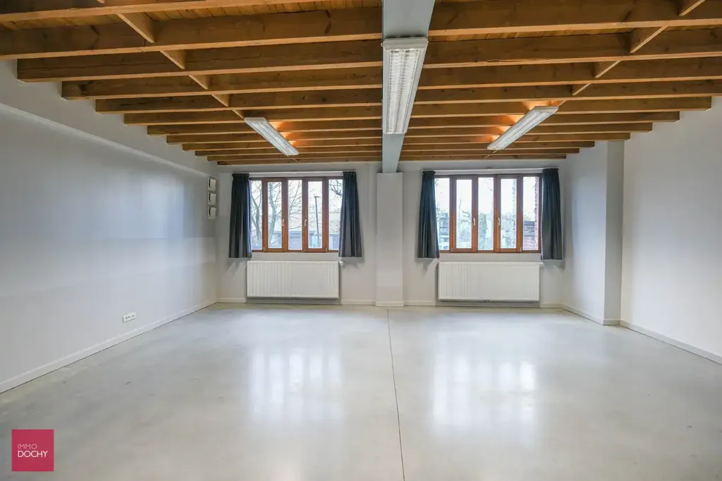 Pièces - Espace de Bureau Moderne dans un Bâtiment Historique