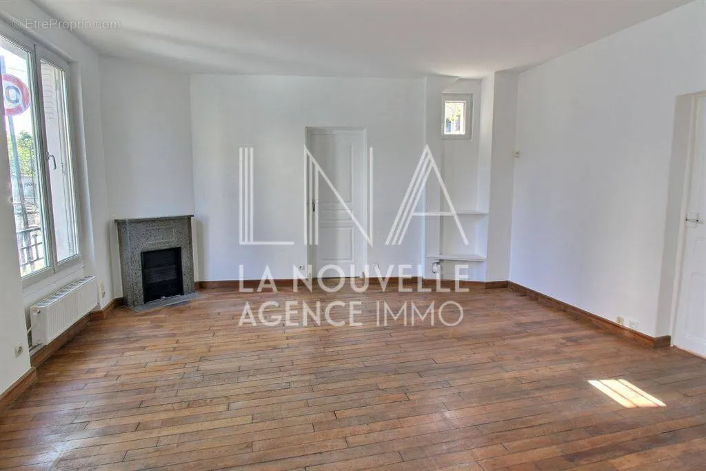 Séjour - Appartement Traversant avec Jardinet à Chassagnolle