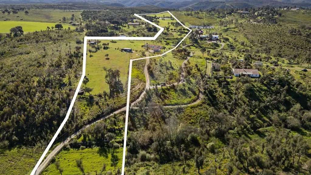Vue aérienne - Equestrian Villa with Water View in Beja District