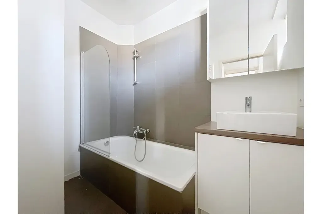 Bathrooms - Duplex Apartment with Garden in Ixelles