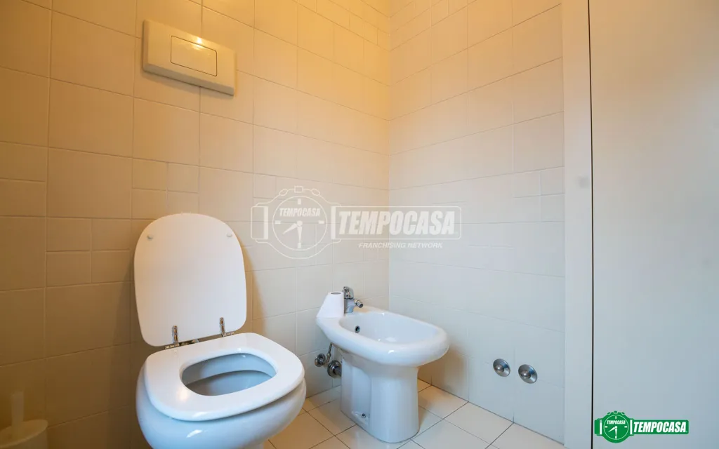 Salles de bain - Mansard Apartment with Balcony in Mariano Comense