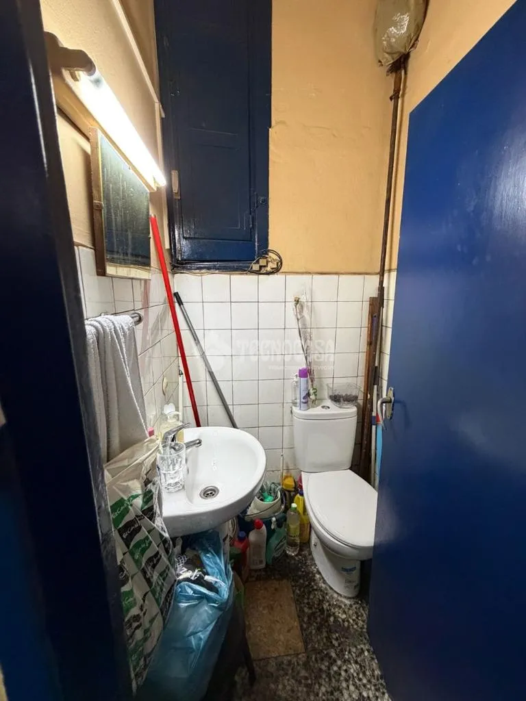 Bathrooms - Commercial Property with Lottery Office in Madrid