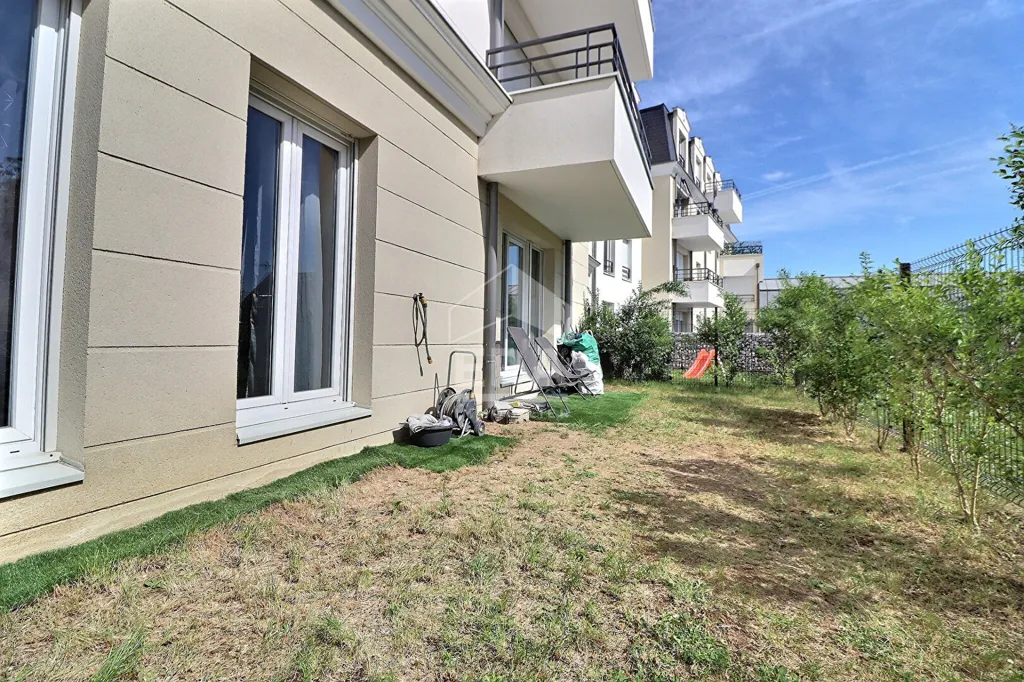 Garden - Modern Flat with Parking in Franconville