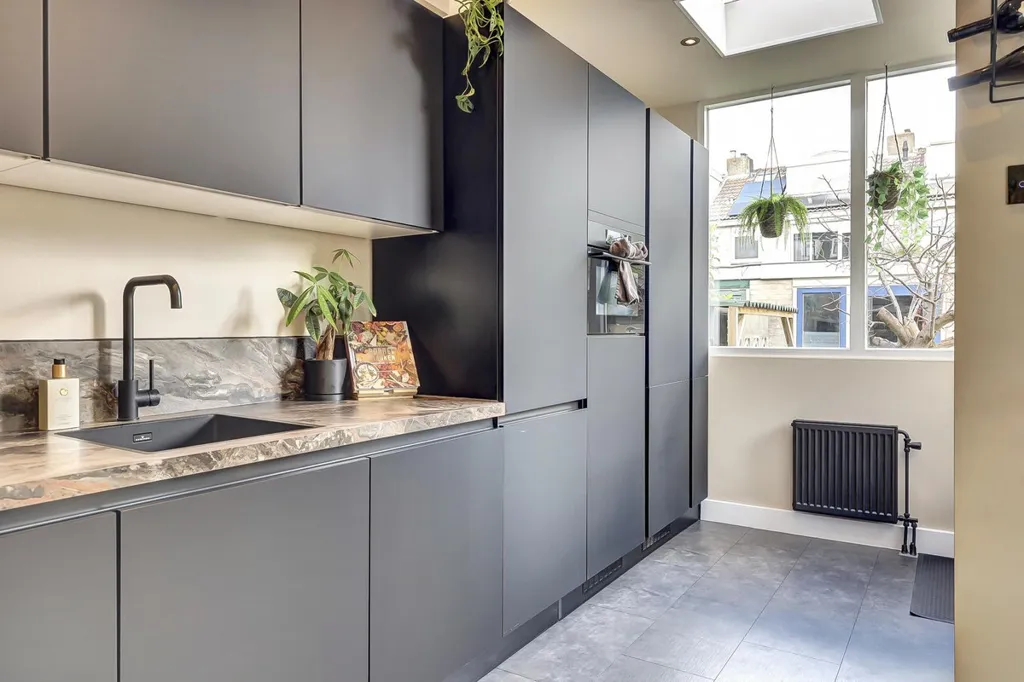 Köök - Fully Renovated Corner House with Garden in De Lier
