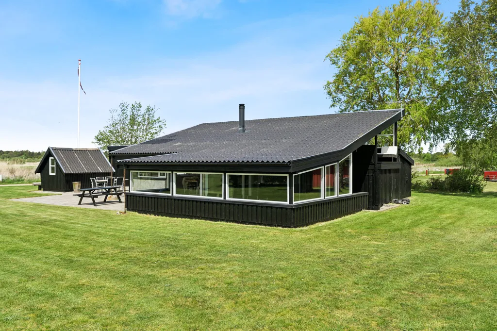 Välivaade - Vacation House with Waterfront View in Elsegårde