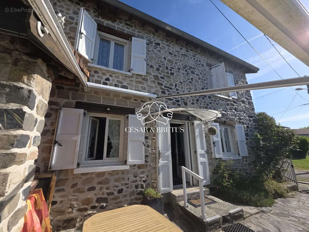 Extérieur - Maison en Pierre avec Jardin à Vorey