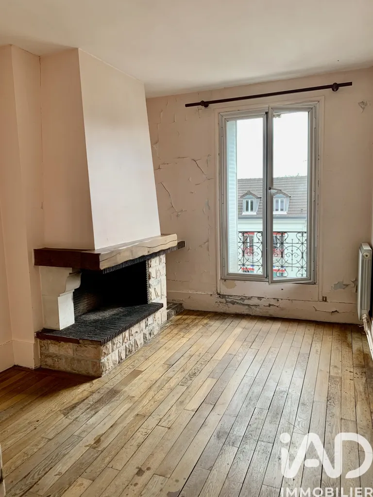 Living Room - Charming Apartment with Balcony in Saint-Denis