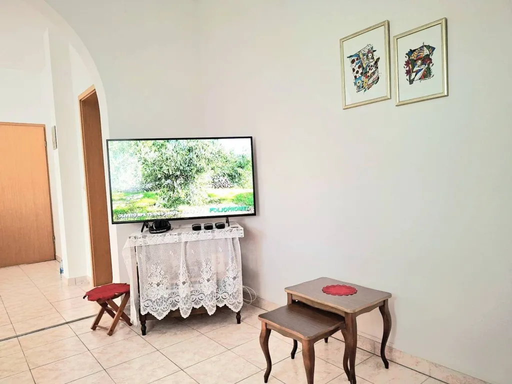 Elutuba - Spacious 4-Bedroom Apartment with Terrace in Pula