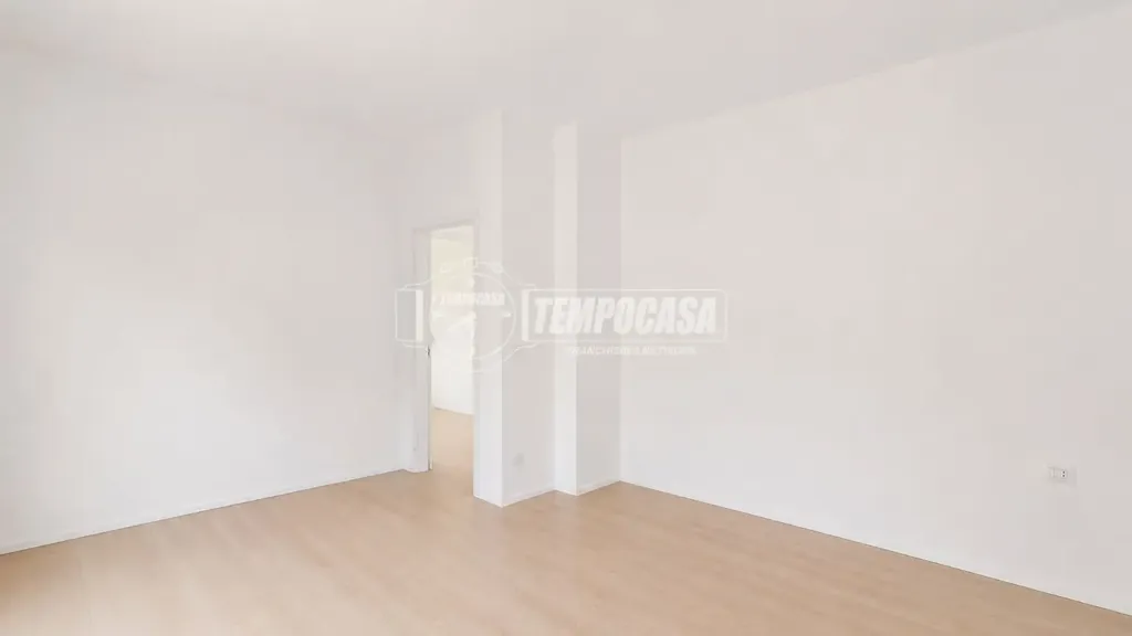 Pièces - Rear-Facing Apartment with Balcony in Cantù