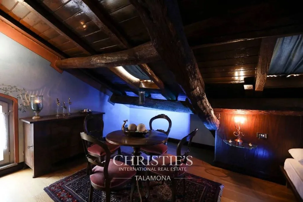 Rooms - Historic Villa with Pool in Oleggio, Piedmont
