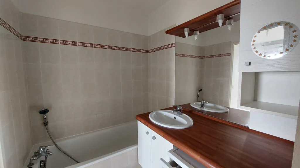 Bagni - 2-Bedroom Flat with Balcony in Melun