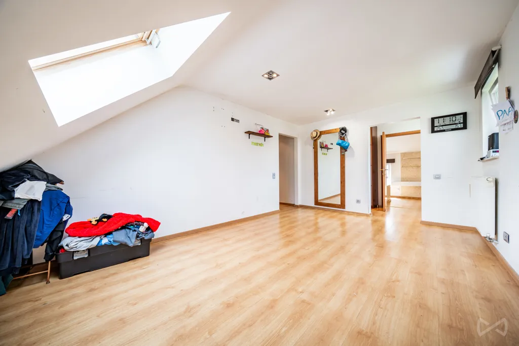 Rooms - House with Photovoltaic Panels in Courcelles