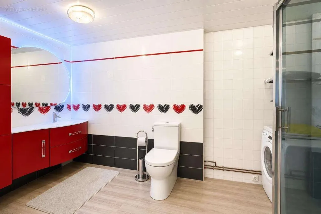 Salles de bain - Propriété de 10 Pièces avec Vue Montagne à Les Abrets