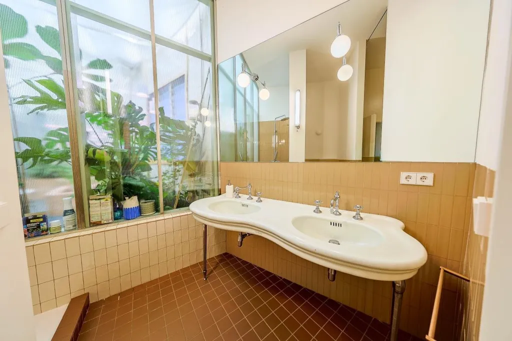 Vannitoad - Luxury Apartment with Interior Garden in Madrid