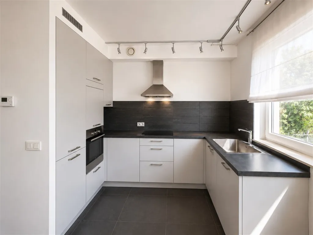 Cucina - Two-Bedroom Flat with Terrace in Central Location