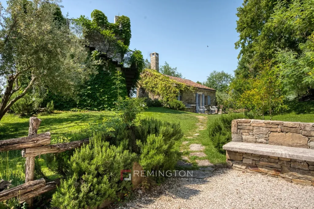 Aed - Villa with Extensive Building Land in Central Istria