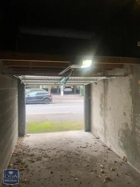 Garage - Garage with Motorised Door in Clermont-Ferrand