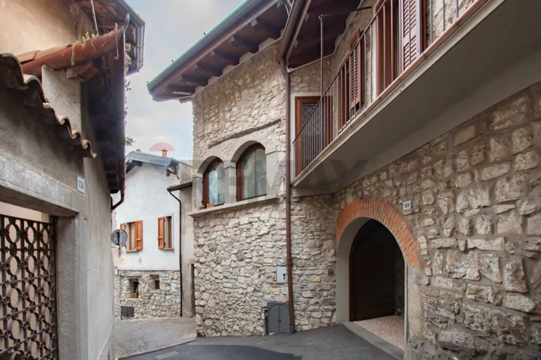 Casale storico con corte interna a Monte Isola