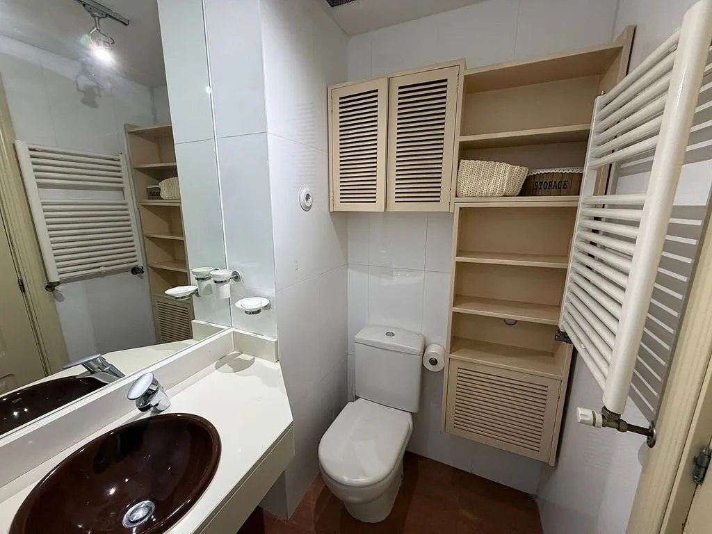 Vannitoad - Ample Apartment with Balcony in Cortes - Huertas