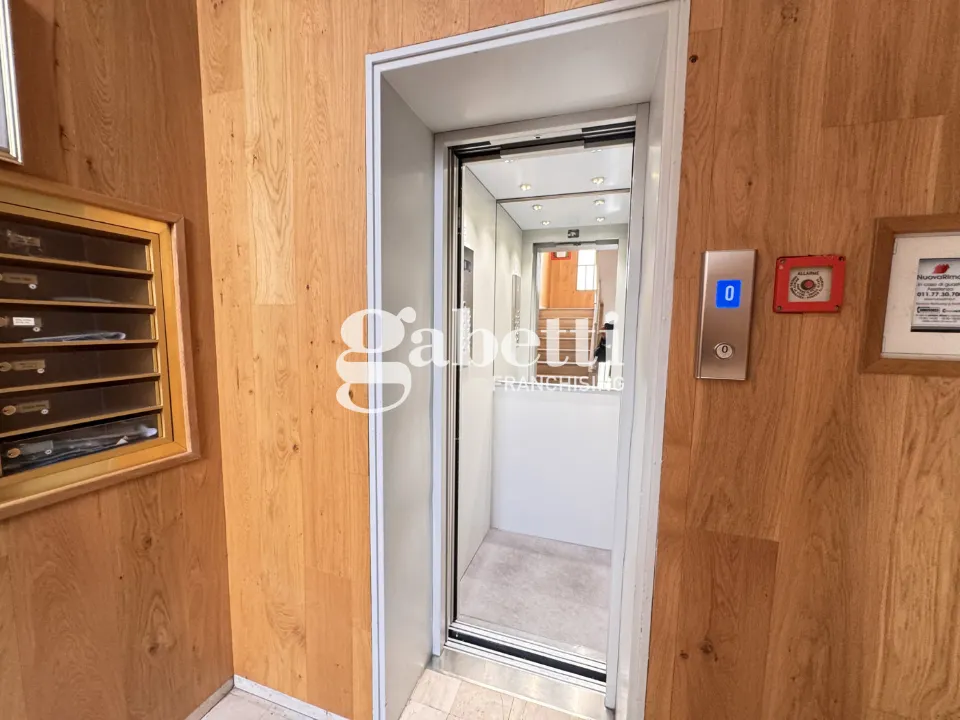 Esik - Central Triplex with Balcony in Turin