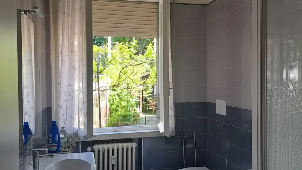 Bathrooms - Rented Flat with Garden in Parma